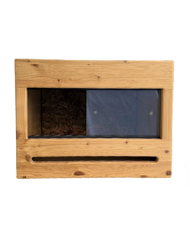 Holz-Terrarium aus Fichte mit eingeschobenem Glasterrarium und LED-Beleuchtung.