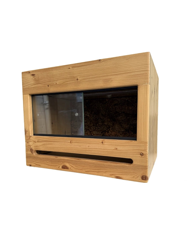 Holz-Terrarium aus Fichte mit eingeschobenem Glasterrarium und LED-Beleuchtung.